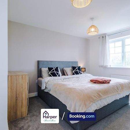 Prime Location 3 Storey By Harperletting Short Lets & Serviced Accommodation Chester With Driveway Long Or Short Stays Hough Green Zewnętrze zdjęcie