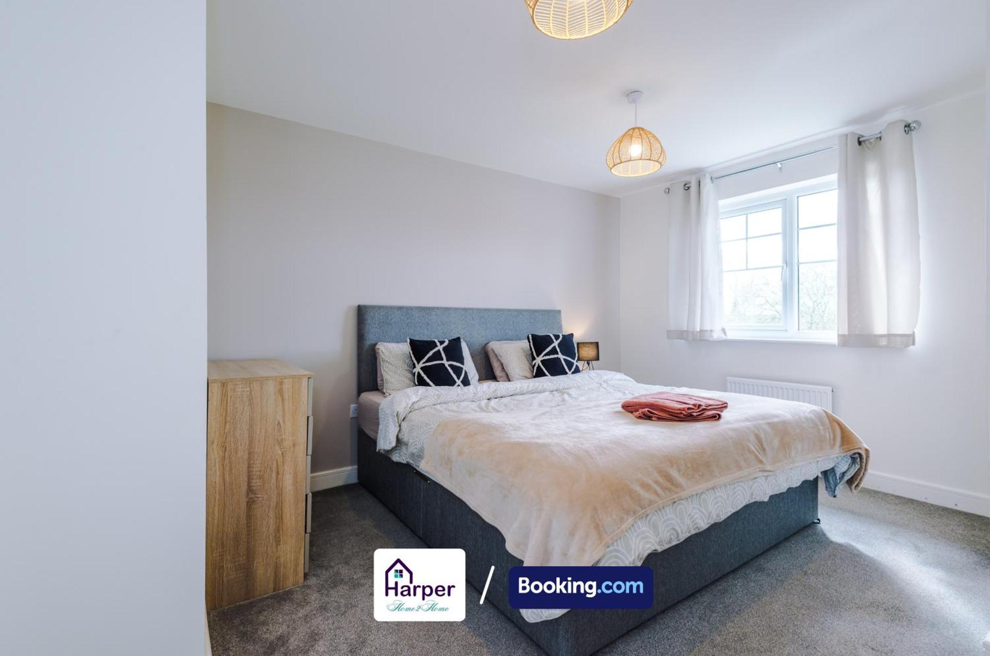 Prime Location 3 Storey By Harperletting Short Lets & Serviced Accommodation Chester With Driveway Long Or Short Stays Hough Green Zewnętrze zdjęcie