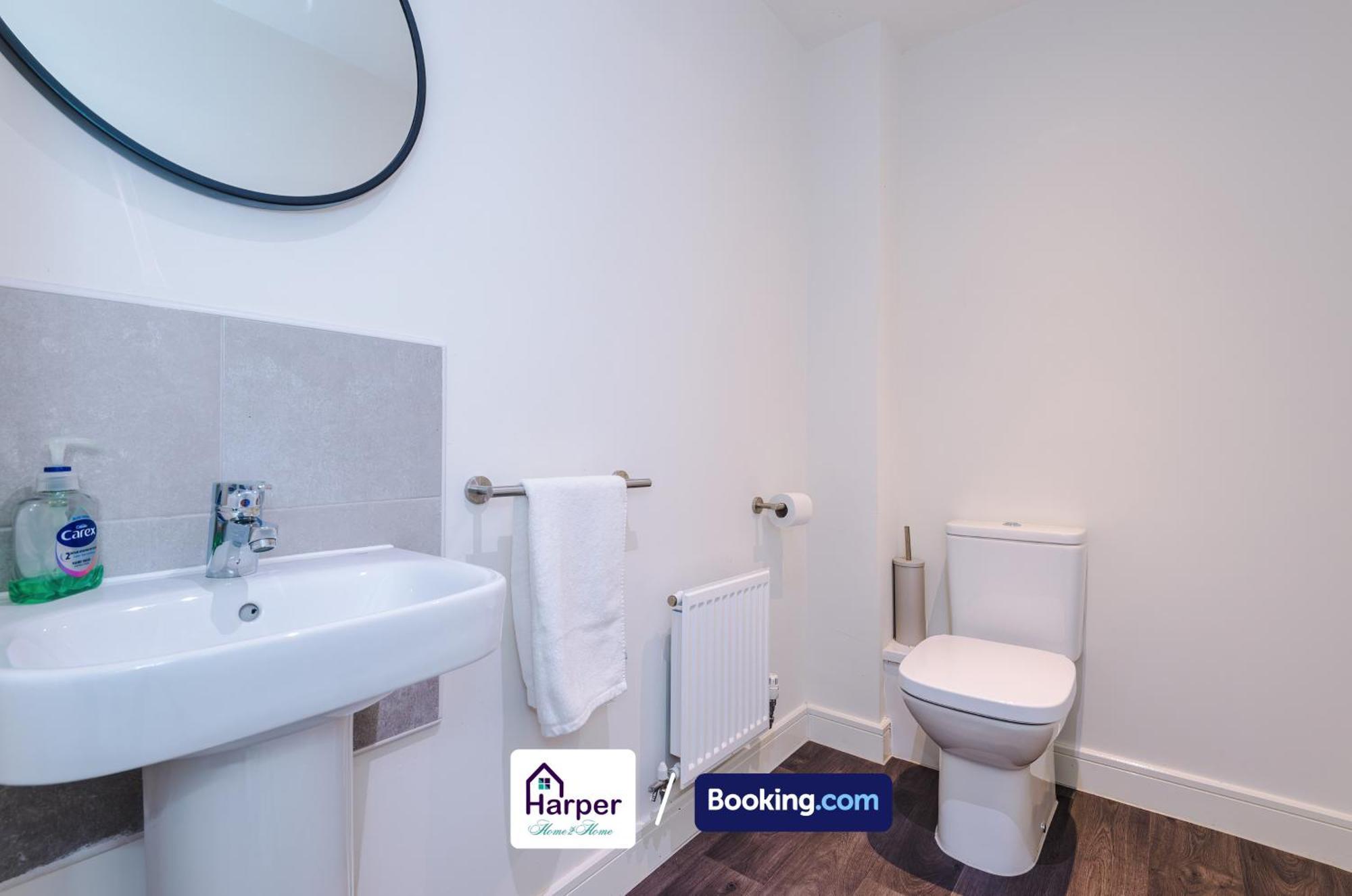Prime Location 3 Storey By Harperletting Short Lets & Serviced Accommodation Chester With Driveway Long Or Short Stays Hough Green Zewnętrze zdjęcie