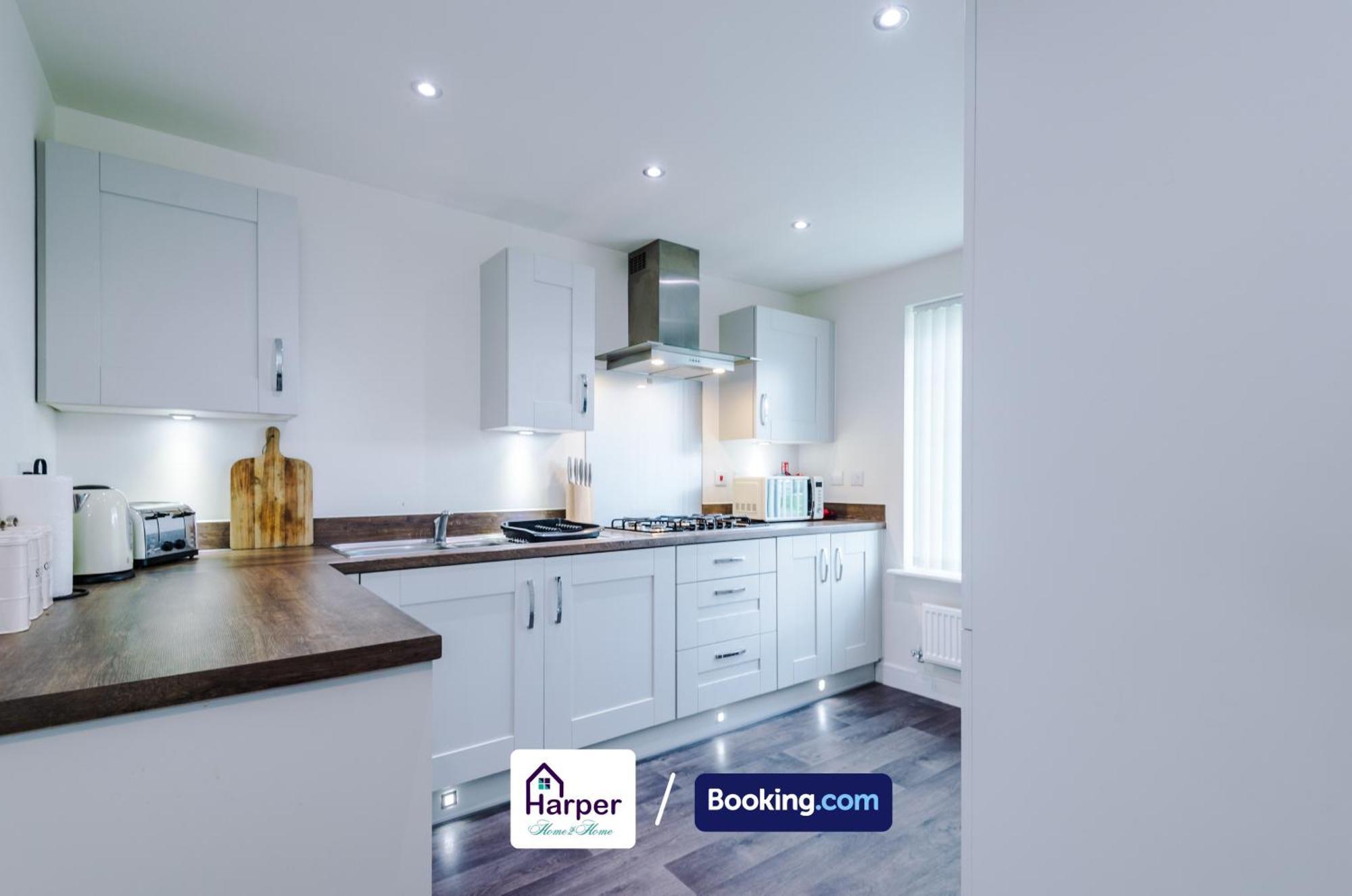 Prime Location 3 Storey By Harperletting Short Lets & Serviced Accommodation Chester With Driveway Long Or Short Stays Hough Green Zewnętrze zdjęcie