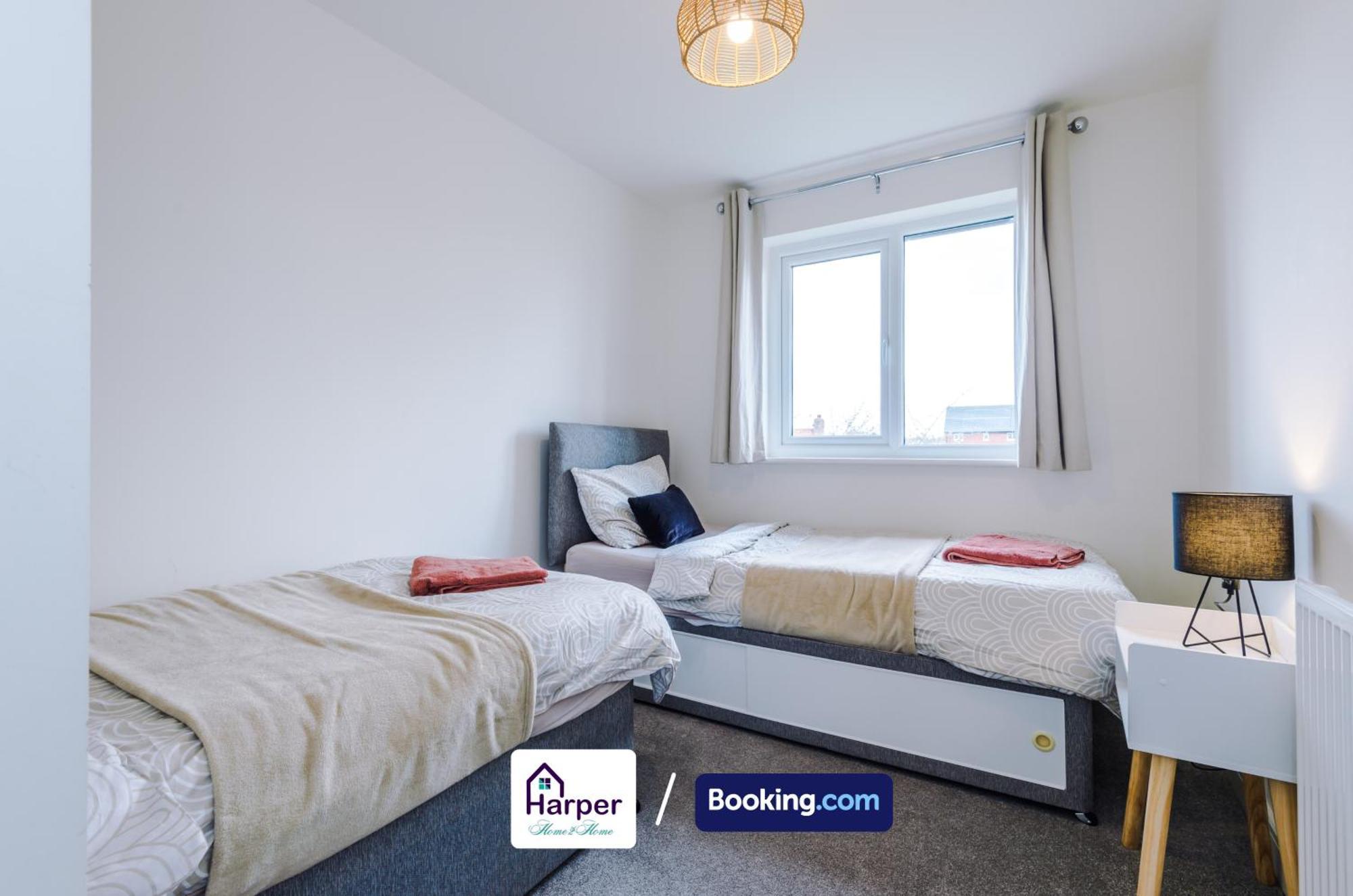 Prime Location 3 Storey By Harperletting Short Lets & Serviced Accommodation Chester With Driveway Long Or Short Stays Hough Green Zewnętrze zdjęcie
