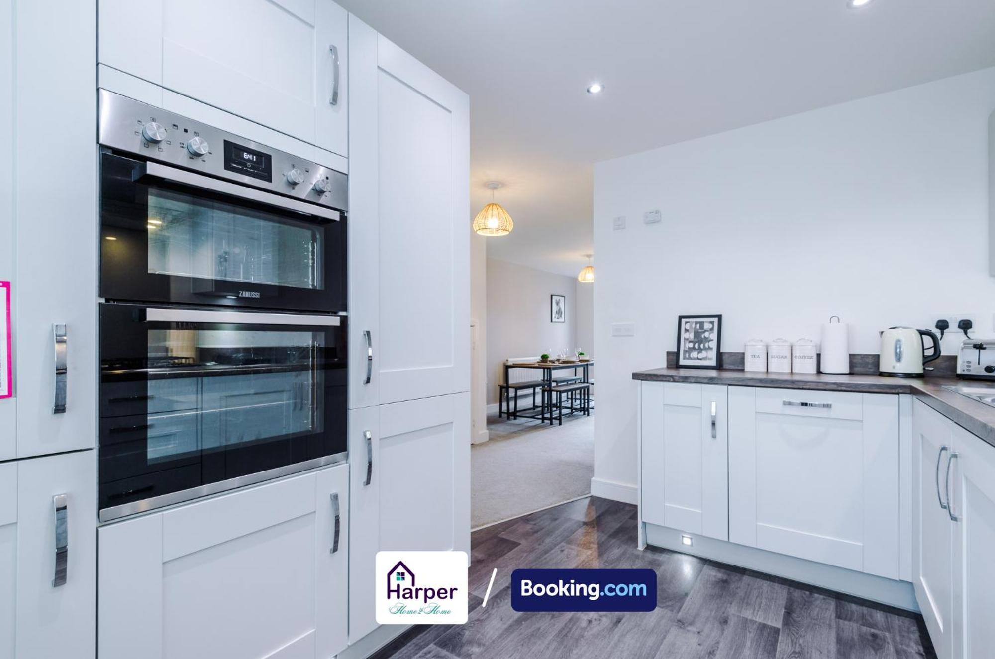 Prime Location 3 Storey By Harperletting Short Lets & Serviced Accommodation Chester With Driveway Long Or Short Stays Hough Green Zewnętrze zdjęcie