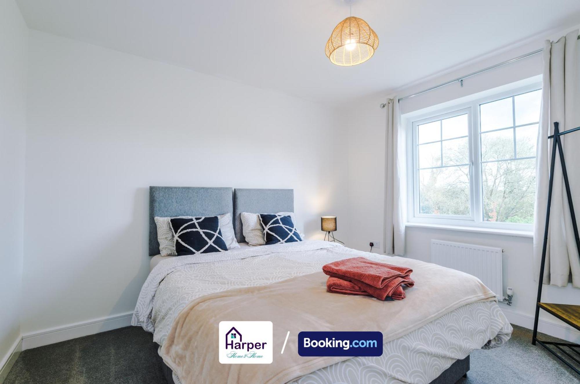 Prime Location 3 Storey By Harperletting Short Lets & Serviced Accommodation Chester With Driveway Long Or Short Stays Hough Green Zewnętrze zdjęcie