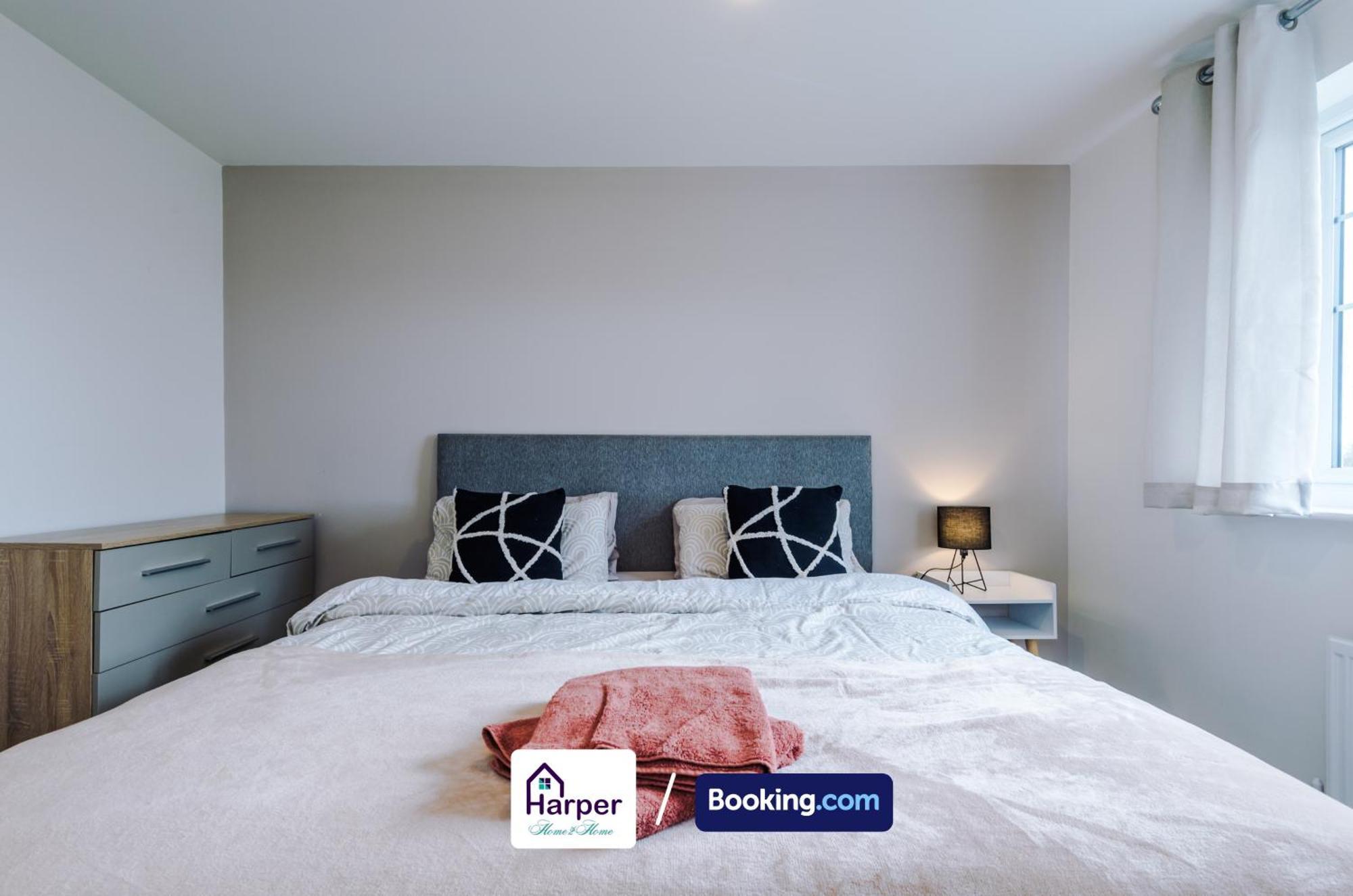 Prime Location 3 Storey By Harperletting Short Lets & Serviced Accommodation Chester With Driveway Long Or Short Stays Hough Green Zewnętrze zdjęcie