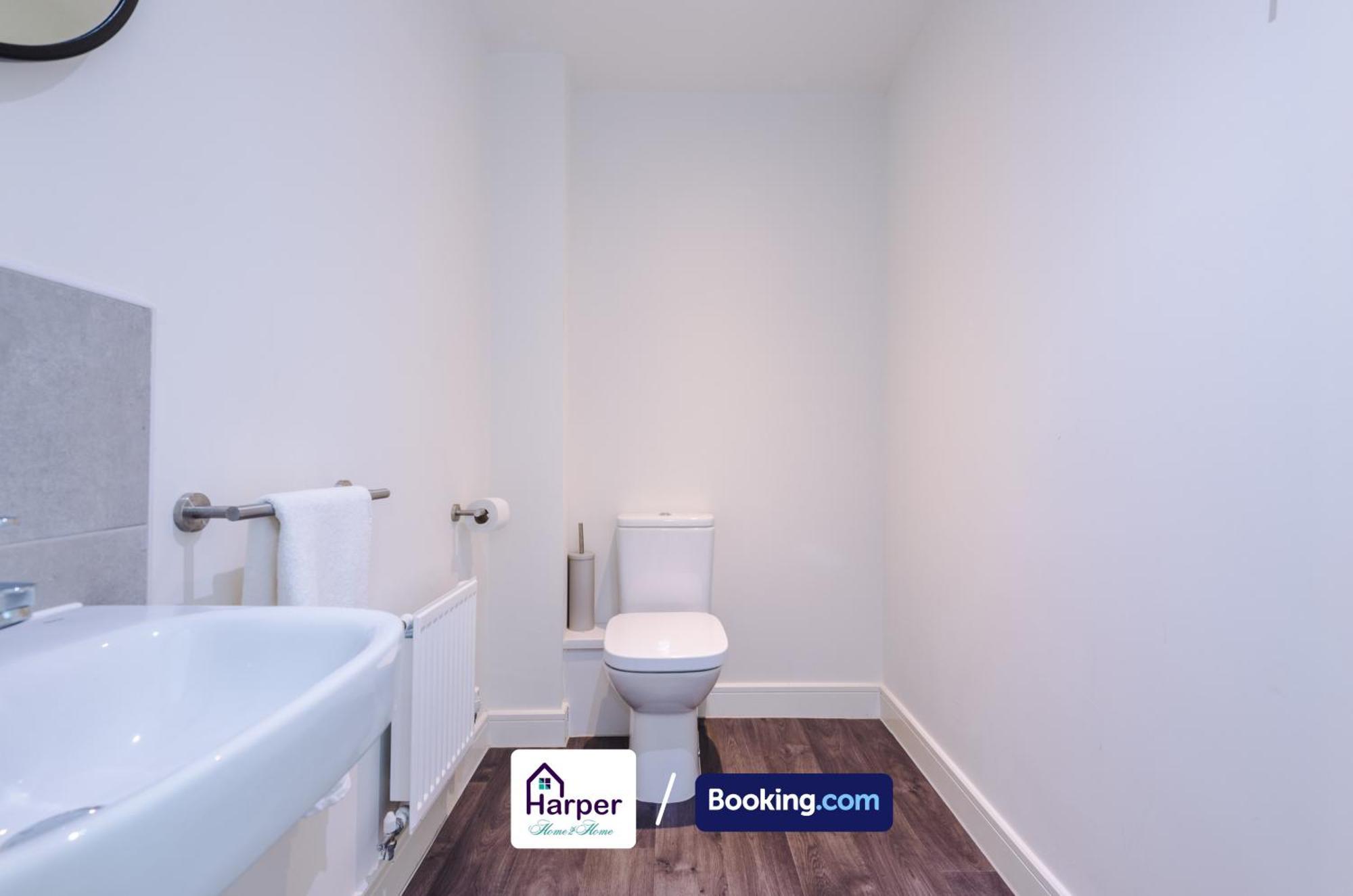 Prime Location 3 Storey By Harperletting Short Lets & Serviced Accommodation Chester With Driveway Long Or Short Stays Hough Green Zewnętrze zdjęcie