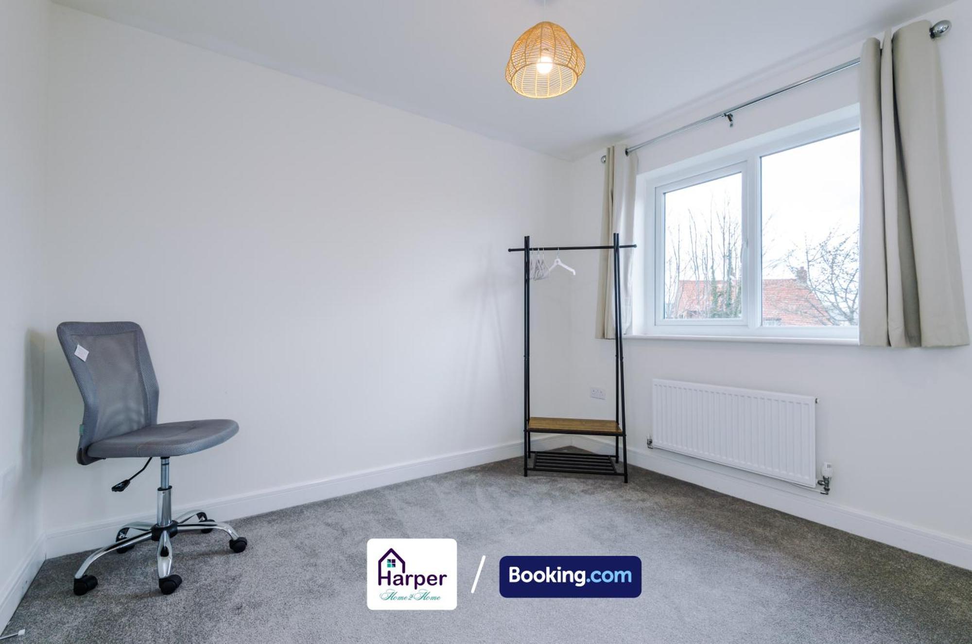 Prime Location 3 Storey By Harperletting Short Lets & Serviced Accommodation Chester With Driveway Long Or Short Stays Hough Green Zewnętrze zdjęcie