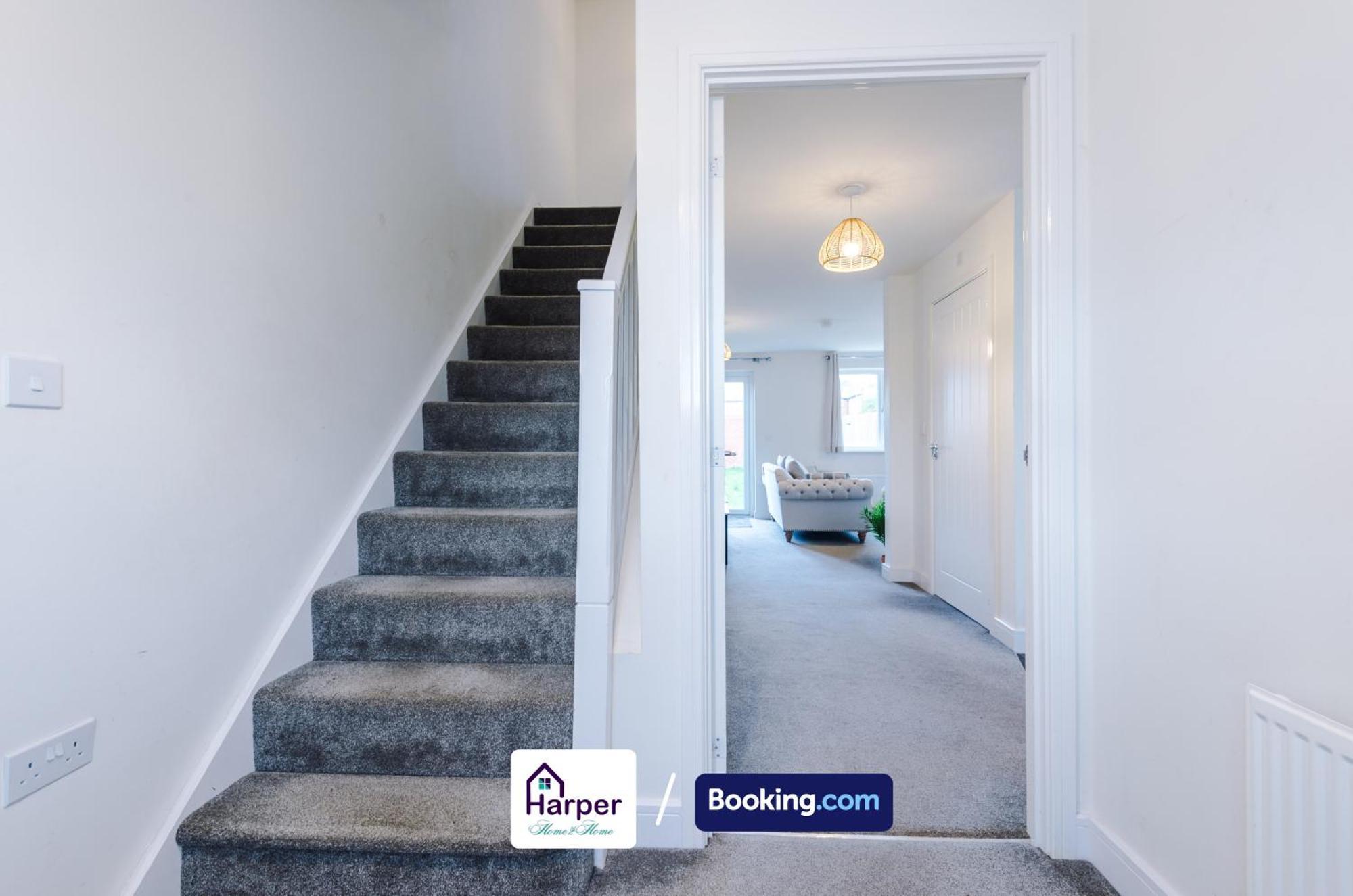 Prime Location 3 Storey By Harperletting Short Lets & Serviced Accommodation Chester With Driveway Long Or Short Stays Hough Green Zewnętrze zdjęcie
