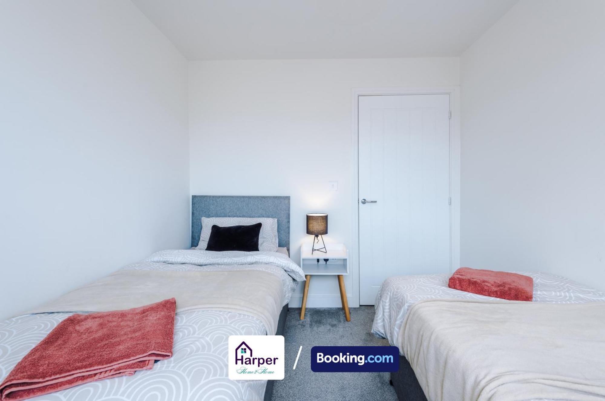 Prime Location 3 Storey By Harperletting Short Lets & Serviced Accommodation Chester With Driveway Long Or Short Stays Hough Green Zewnętrze zdjęcie
