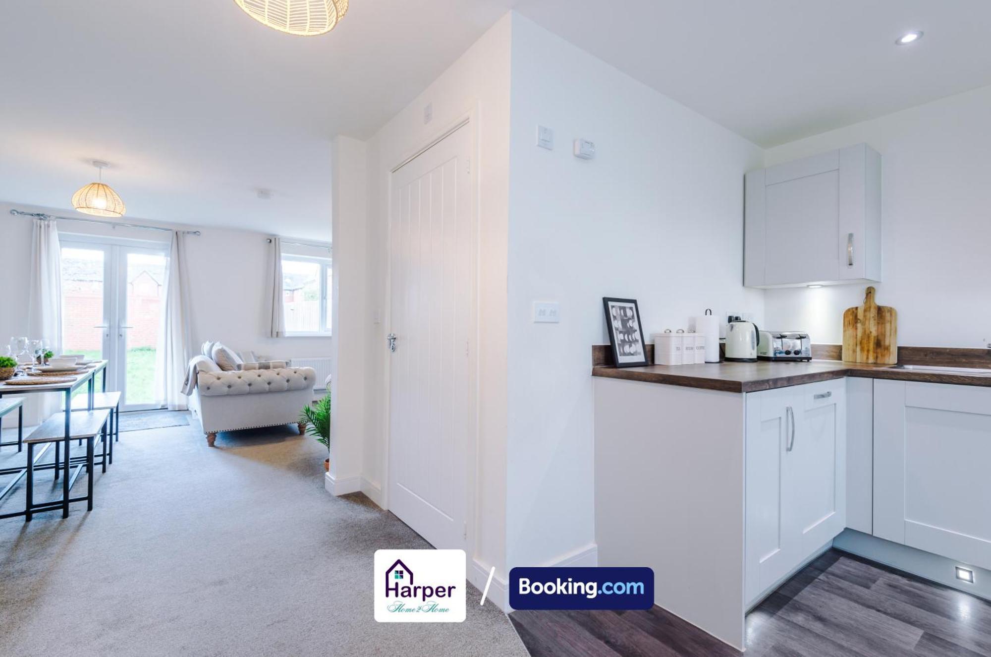 Prime Location 3 Storey By Harperletting Short Lets & Serviced Accommodation Chester With Driveway Long Or Short Stays Hough Green Zewnętrze zdjęcie