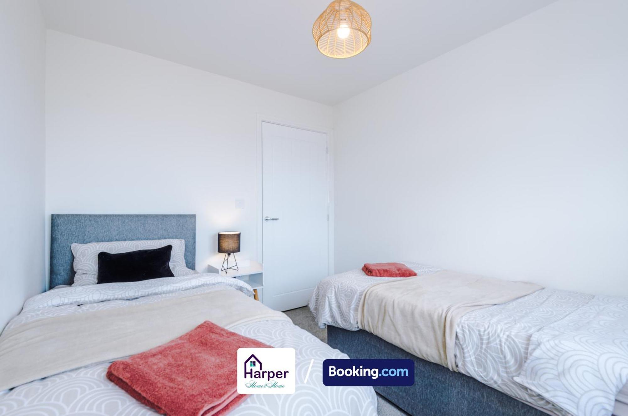 Prime Location 3 Storey By Harperletting Short Lets & Serviced Accommodation Chester With Driveway Long Or Short Stays Hough Green Zewnętrze zdjęcie