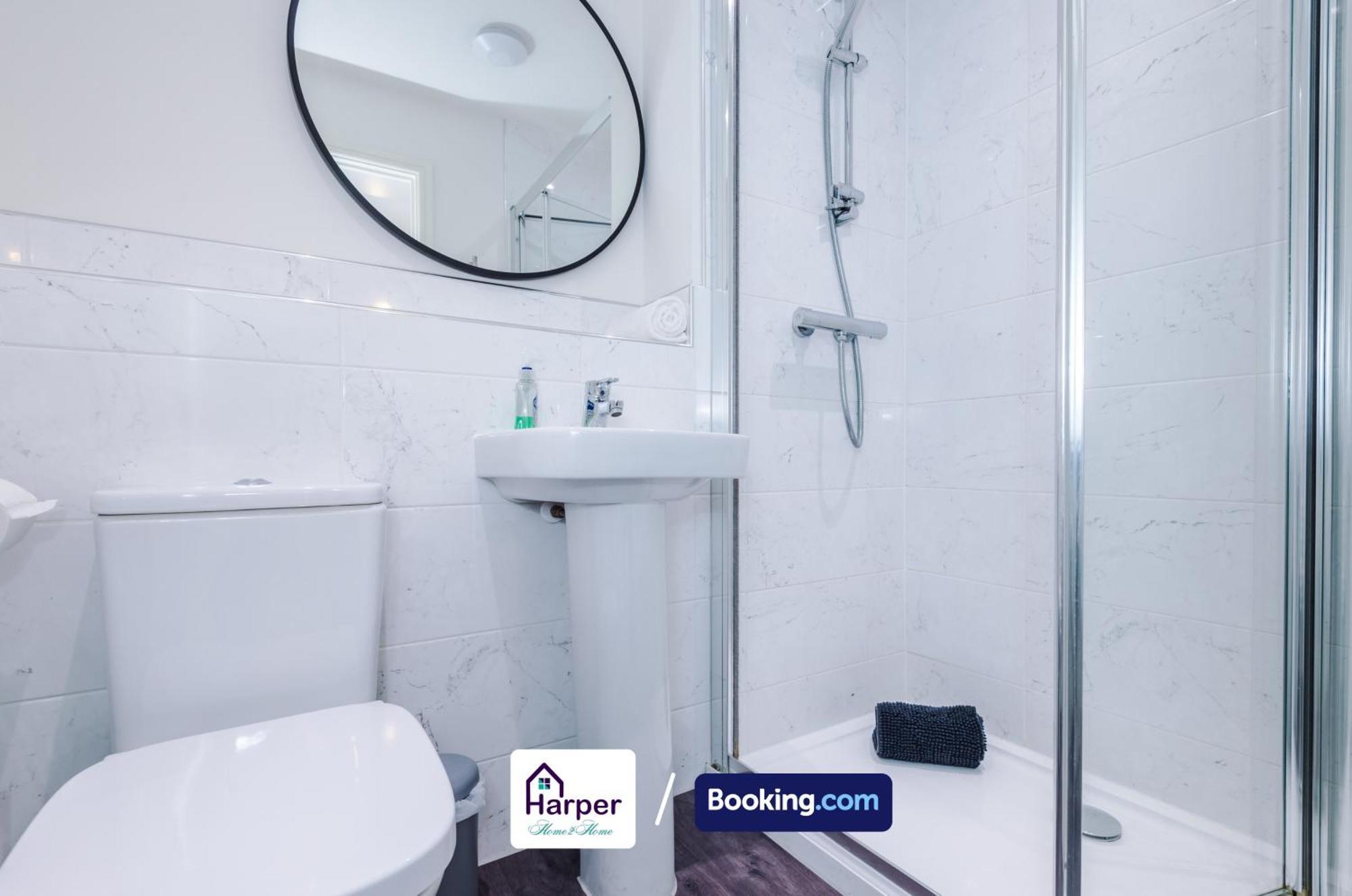 Prime Location 3 Storey By Harperletting Short Lets & Serviced Accommodation Chester With Driveway Long Or Short Stays Hough Green Zewnętrze zdjęcie
