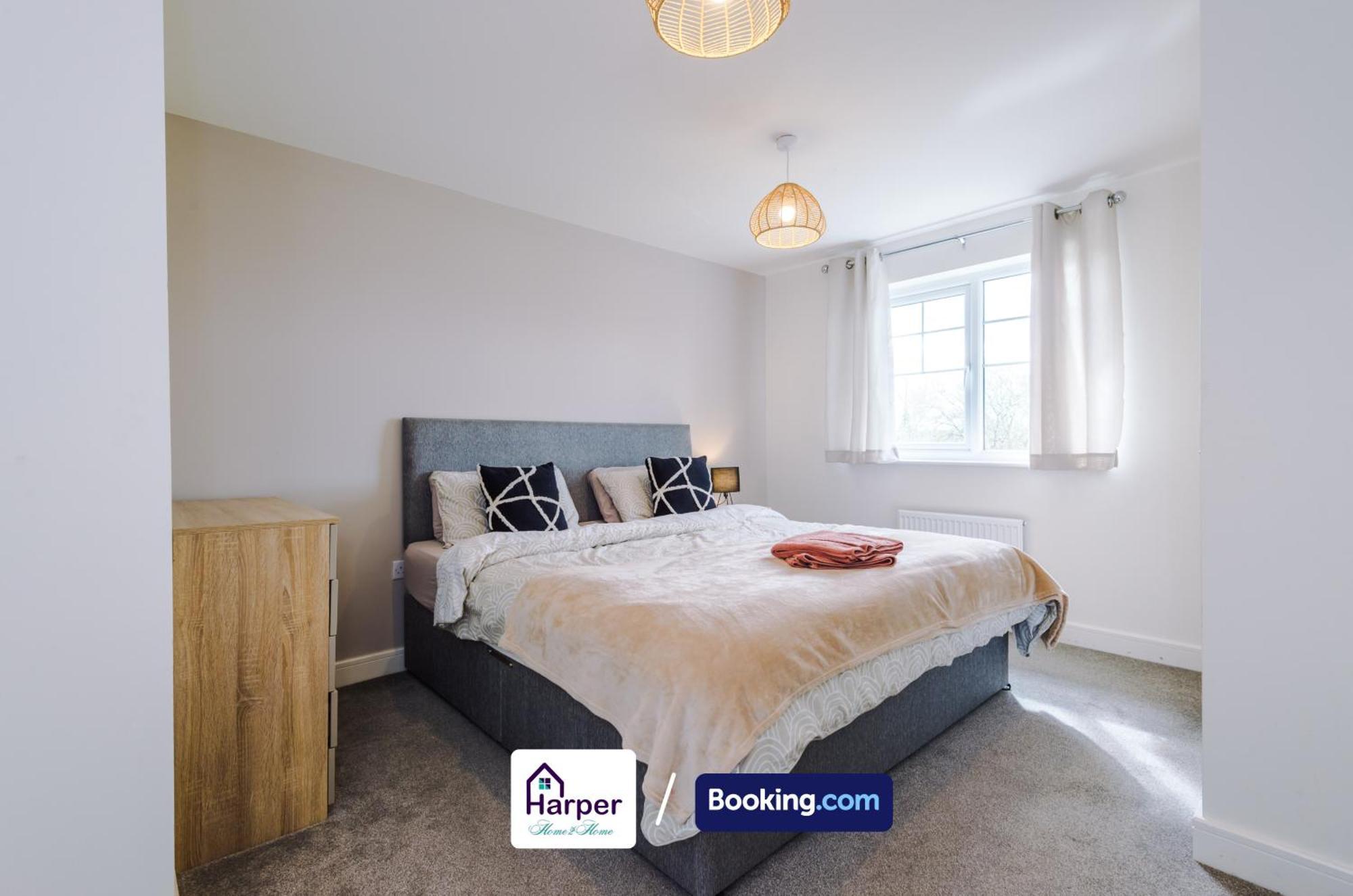 Prime Location 3 Storey By Harperletting Short Lets & Serviced Accommodation Chester With Driveway Long Or Short Stays Hough Green Zewnętrze zdjęcie