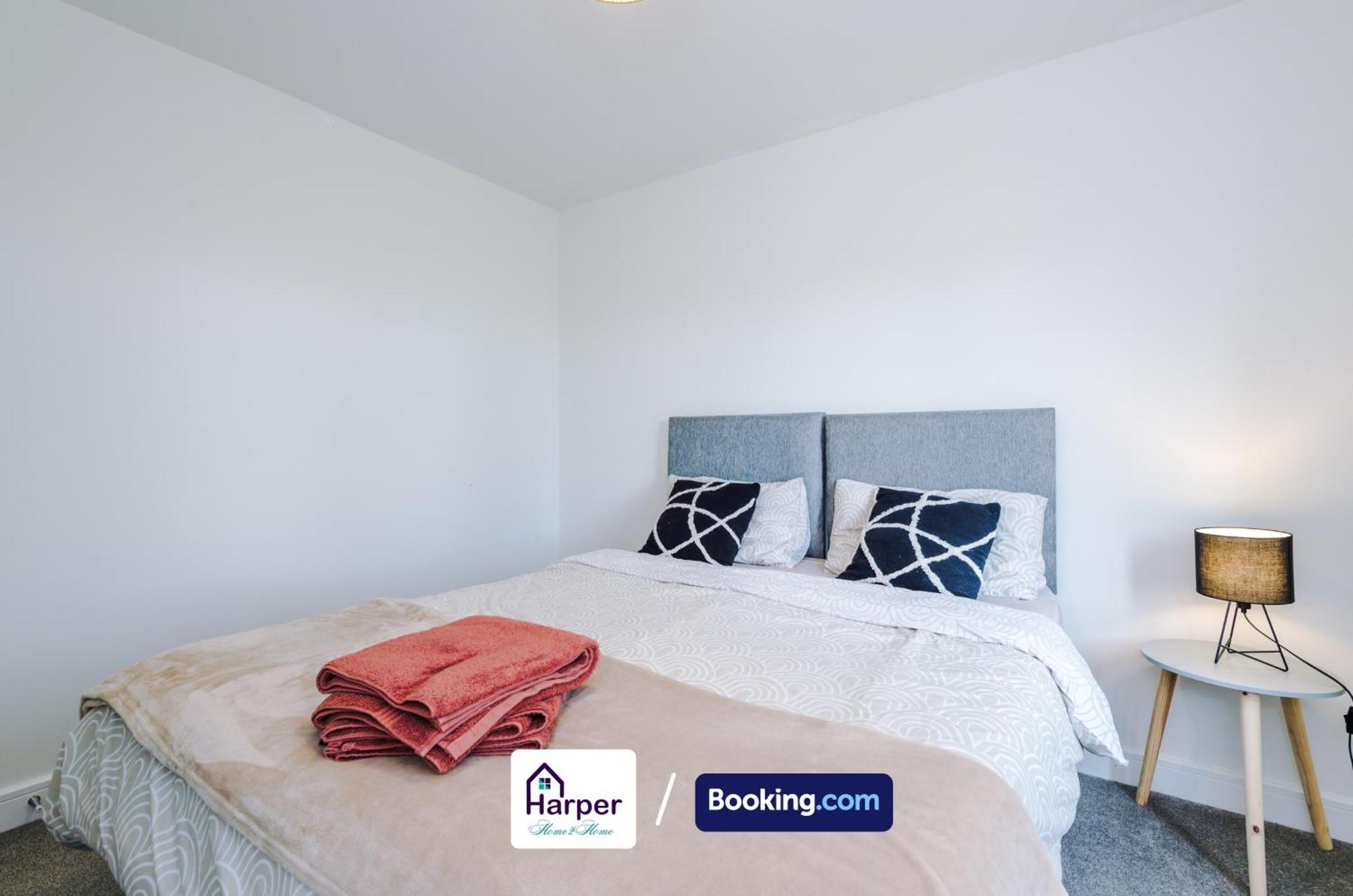 Prime Location 3 Storey By Harperletting Short Lets & Serviced Accommodation Chester With Driveway Long Or Short Stays Hough Green Zewnętrze zdjęcie