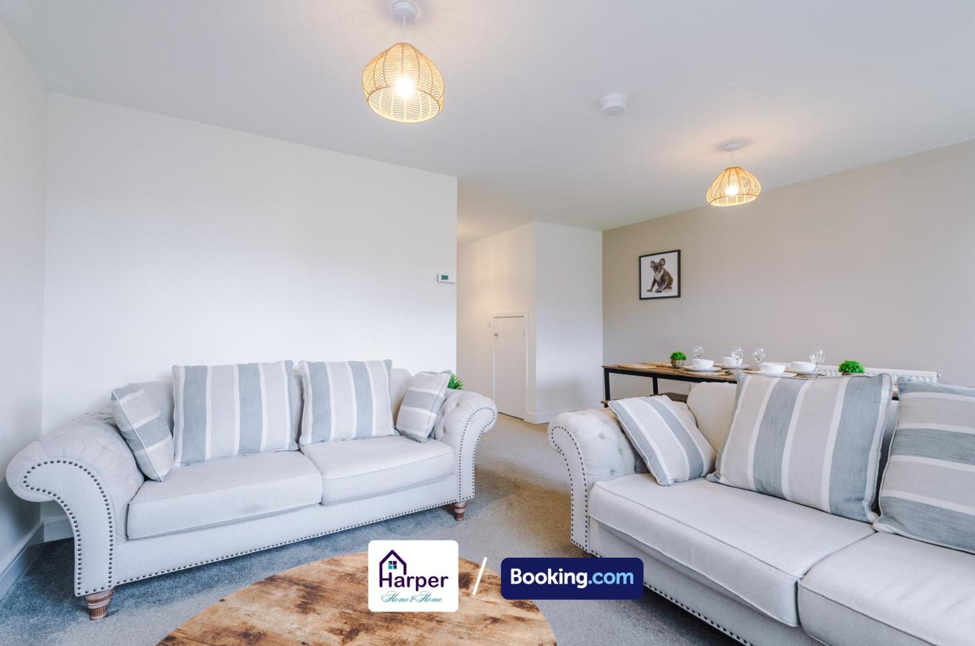 Prime Location 3 Storey By Harperletting Short Lets & Serviced Accommodation Chester With Driveway Long Or Short Stays Hough Green Zewnętrze zdjęcie