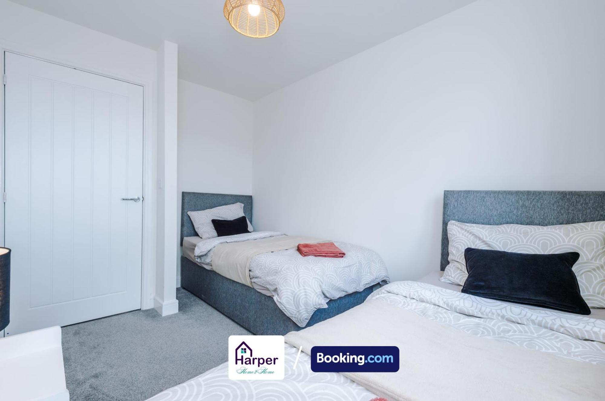 Prime Location 3 Storey By Harperletting Short Lets & Serviced Accommodation Chester With Driveway Long Or Short Stays Hough Green Zewnętrze zdjęcie