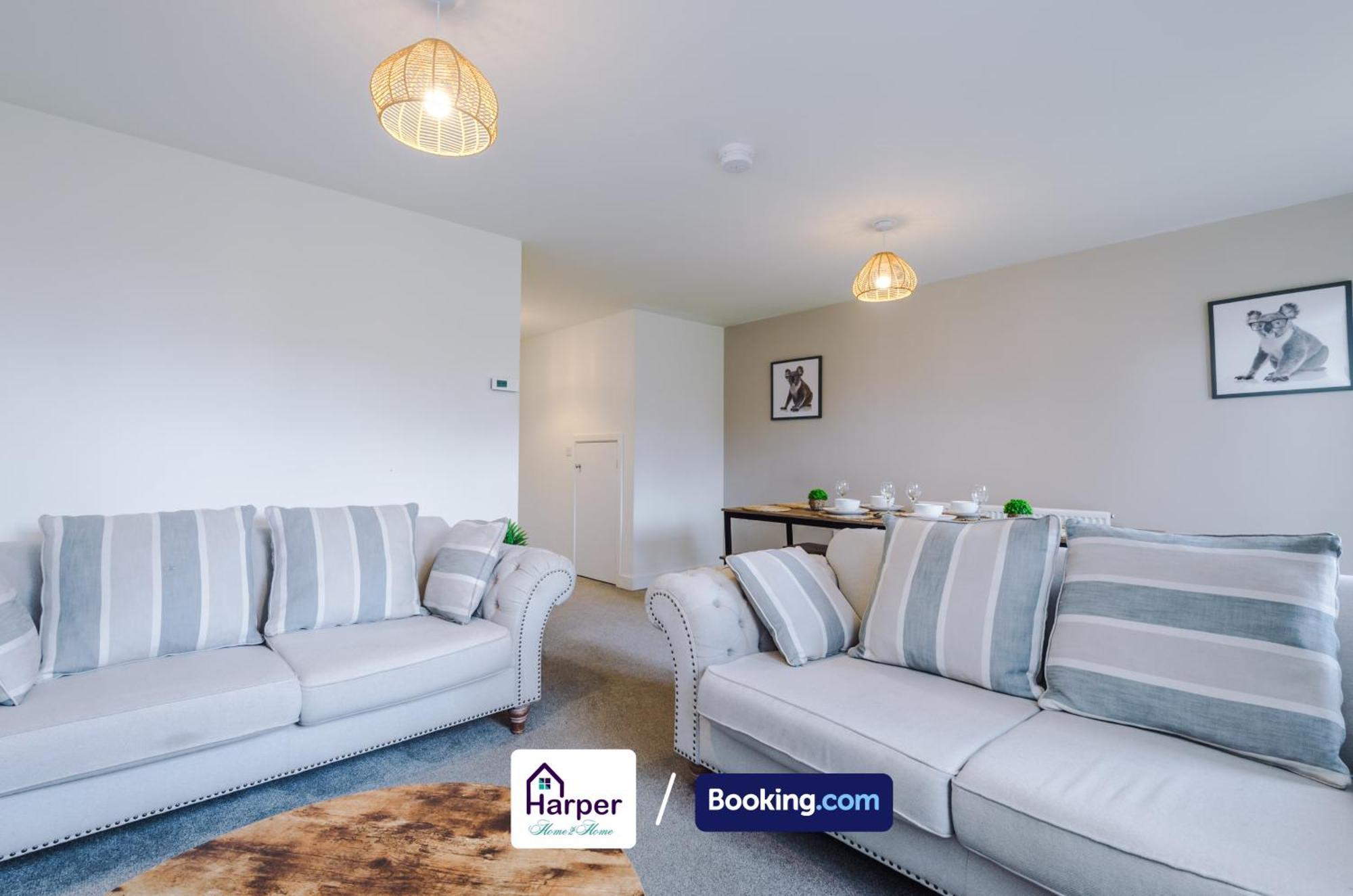 Prime Location 3 Storey By Harperletting Short Lets & Serviced Accommodation Chester With Driveway Long Or Short Stays Hough Green Zewnętrze zdjęcie