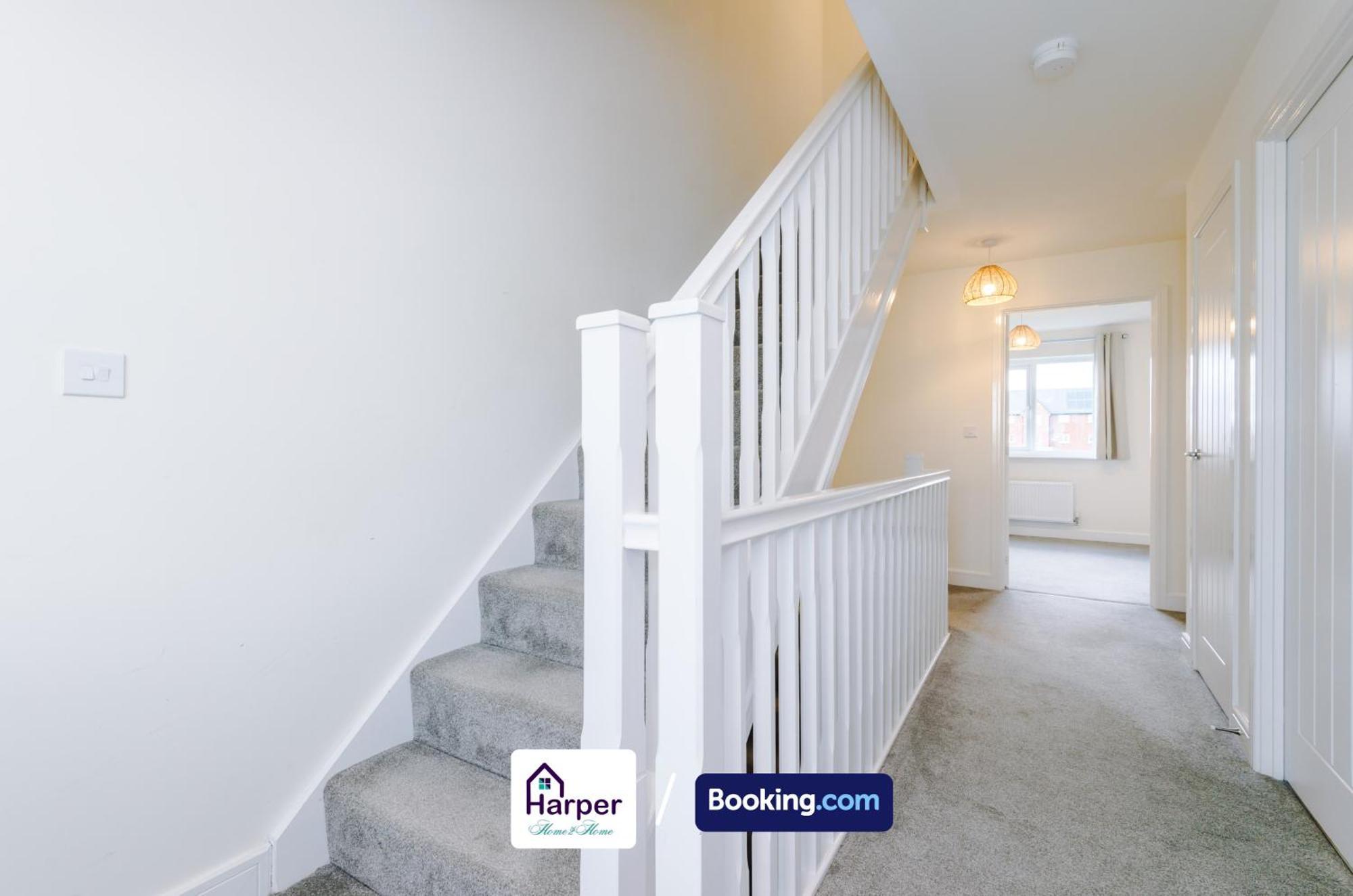 Prime Location 3 Storey By Harperletting Short Lets & Serviced Accommodation Chester With Driveway Long Or Short Stays Hough Green Zewnętrze zdjęcie