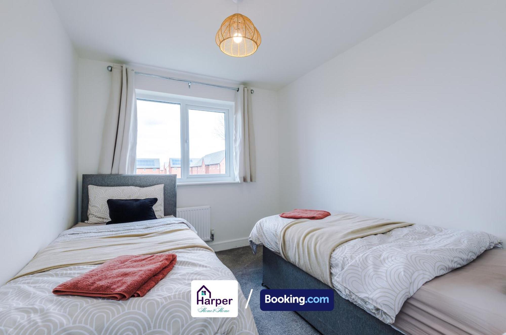 Prime Location 3 Storey By Harperletting Short Lets & Serviced Accommodation Chester With Driveway Long Or Short Stays Hough Green Zewnętrze zdjęcie