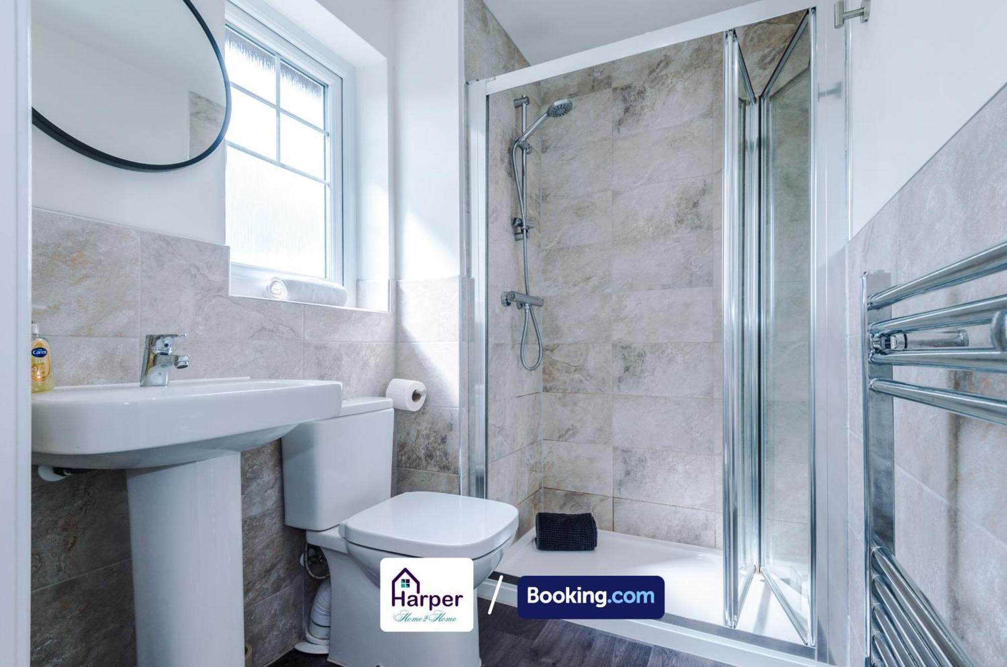 Prime Location 3 Storey By Harperletting Short Lets & Serviced Accommodation Chester With Driveway Long Or Short Stays Hough Green Zewnętrze zdjęcie
