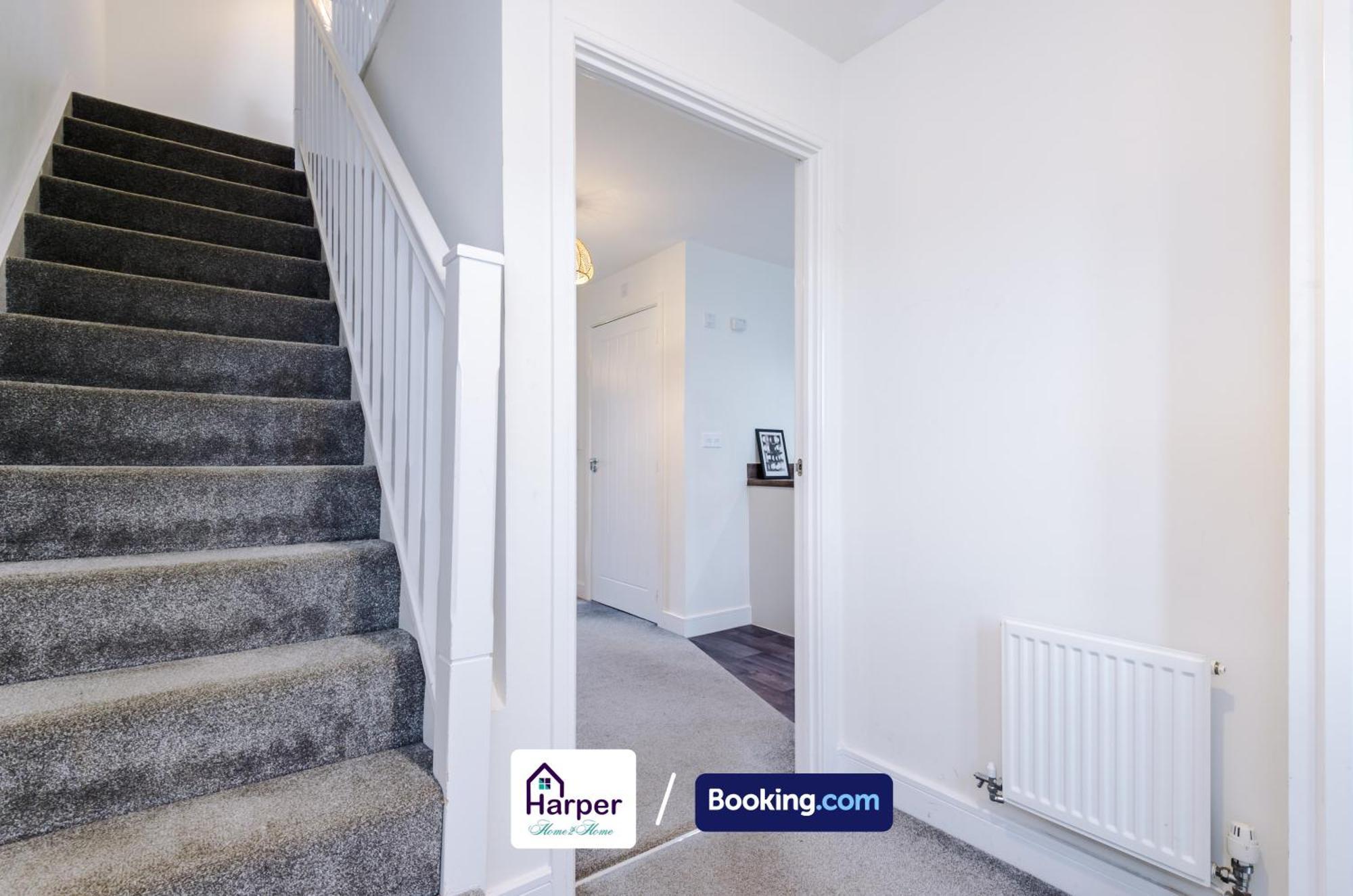 Prime Location 3 Storey By Harperletting Short Lets & Serviced Accommodation Chester With Driveway Long Or Short Stays Hough Green Zewnętrze zdjęcie
