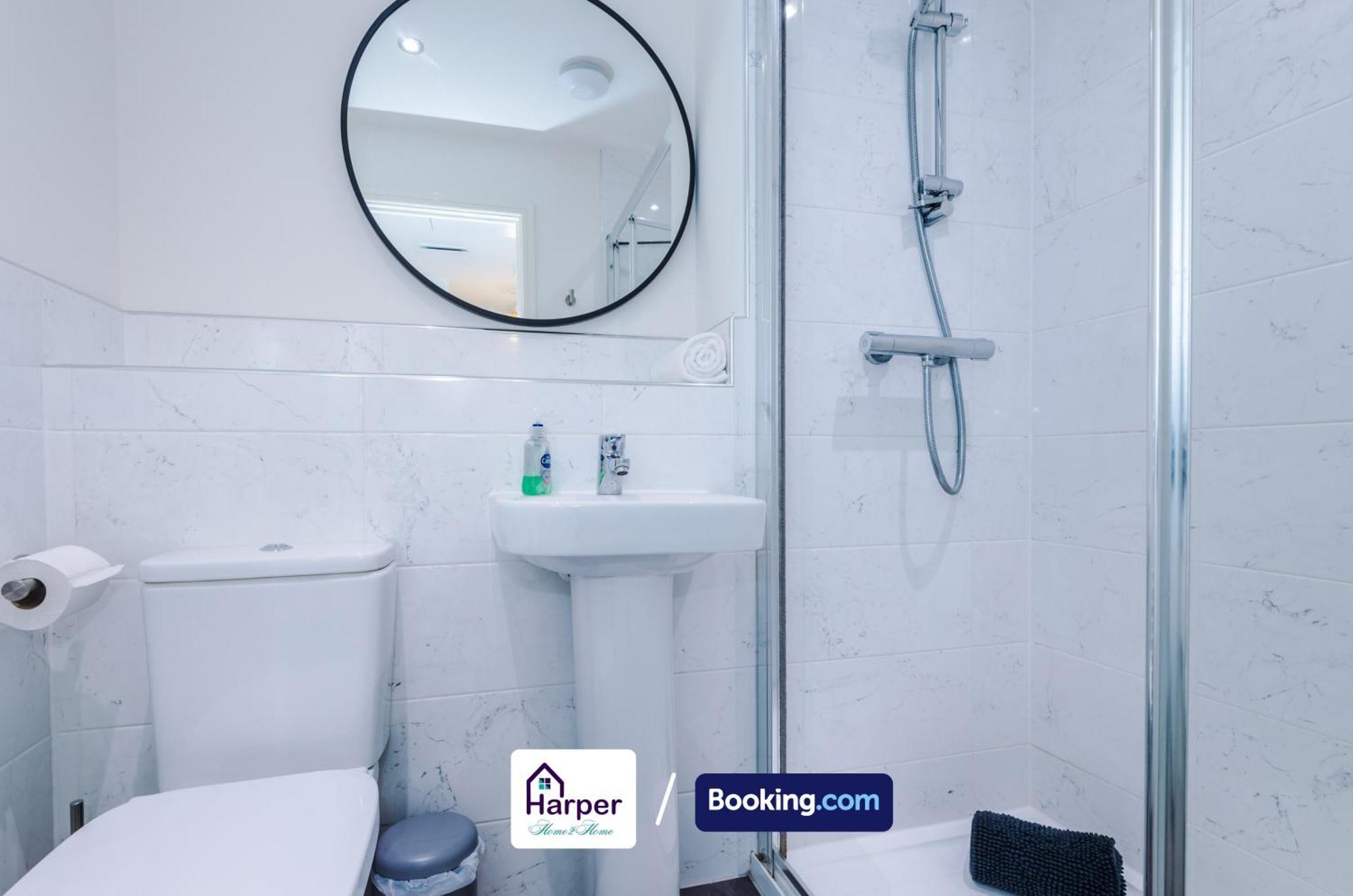 Prime Location 3 Storey By Harperletting Short Lets & Serviced Accommodation Chester With Driveway Long Or Short Stays Hough Green Zewnętrze zdjęcie