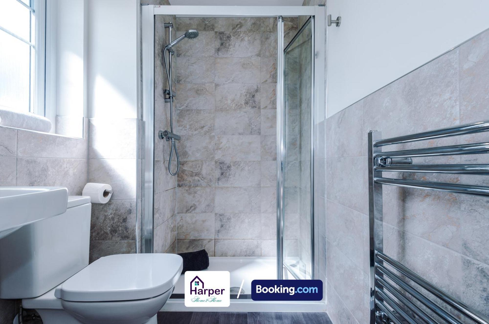 Prime Location 3 Storey By Harperletting Short Lets & Serviced Accommodation Chester With Driveway Long Or Short Stays Hough Green Zewnętrze zdjęcie