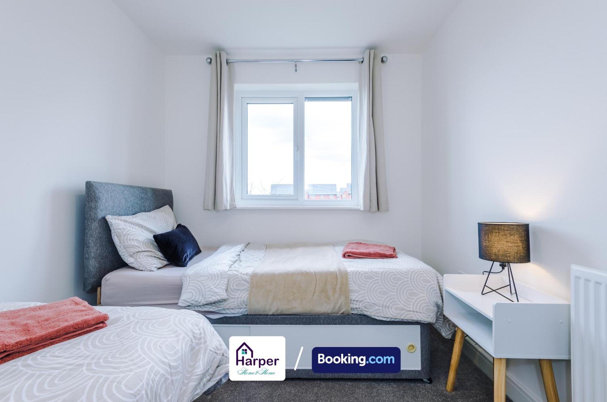 Prime Location 3 Storey By Harperletting Short Lets & Serviced Accommodation Chester With Driveway Long Or Short Stays Hough Green Zewnętrze zdjęcie