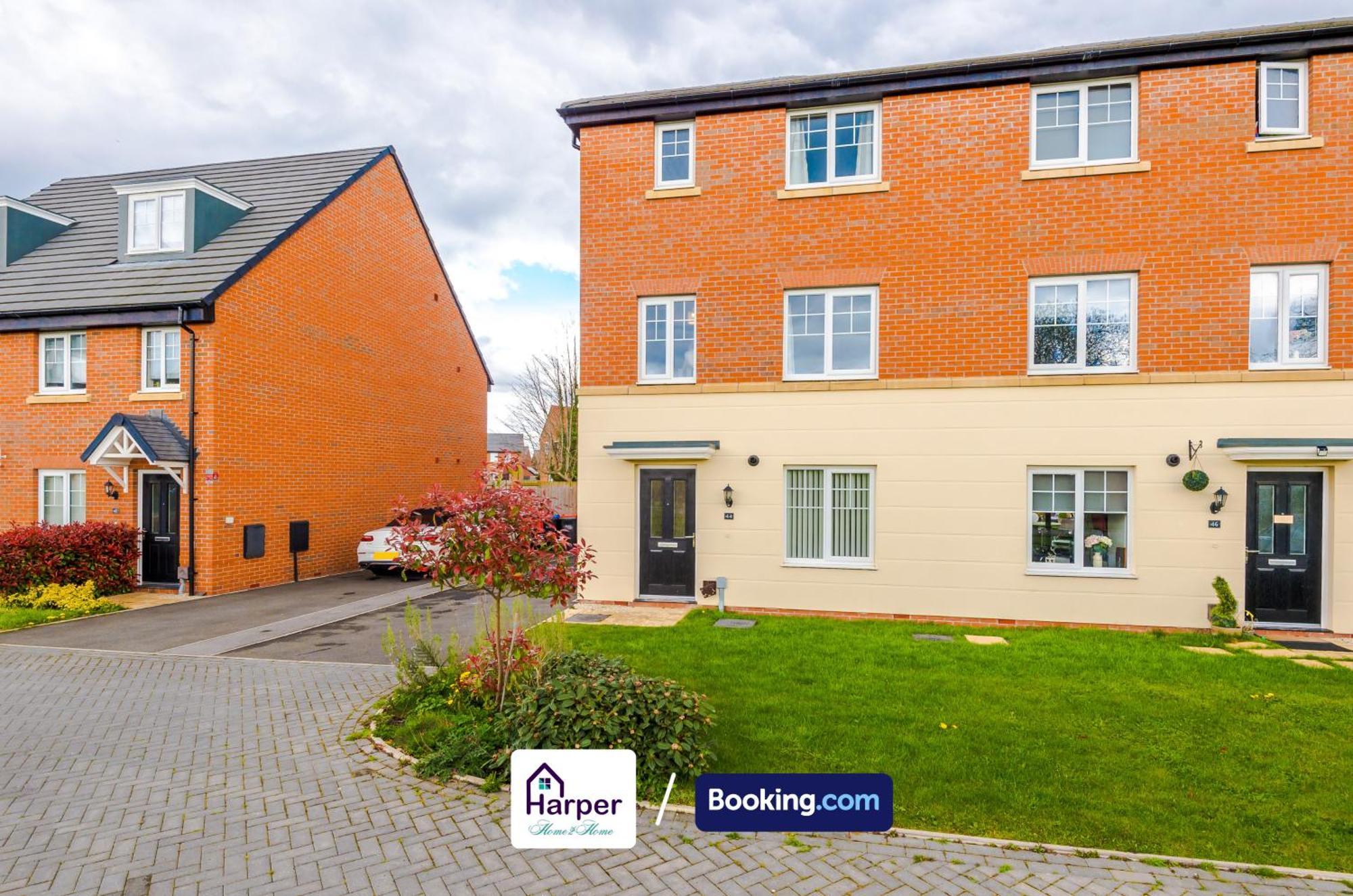 Prime Location 3 Storey By Harperletting Short Lets & Serviced Accommodation Chester With Driveway Long Or Short Stays Hough Green Zewnętrze zdjęcie