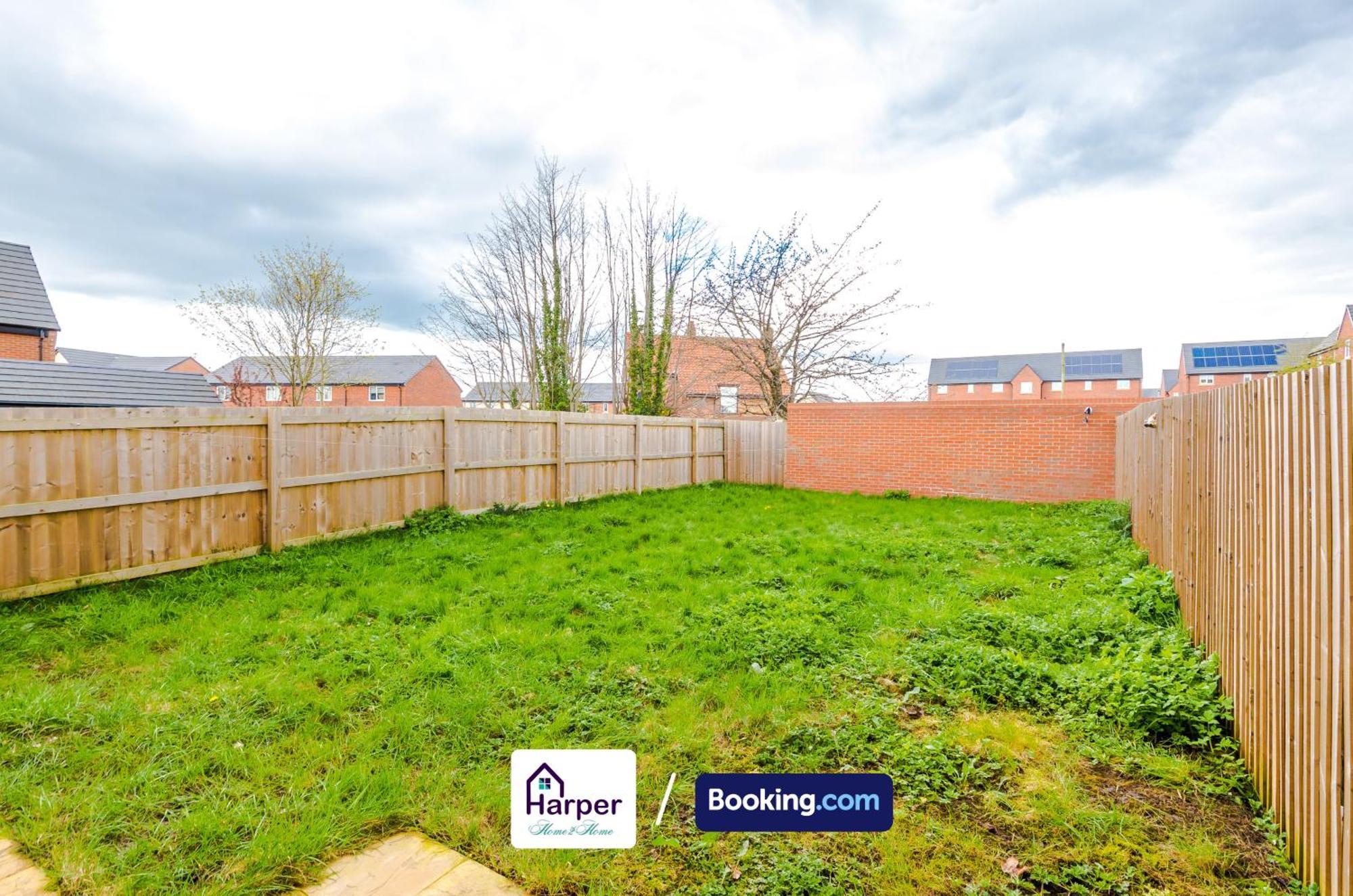 Prime Location 3 Storey By Harperletting Short Lets & Serviced Accommodation Chester With Driveway Long Or Short Stays Hough Green Zewnętrze zdjęcie