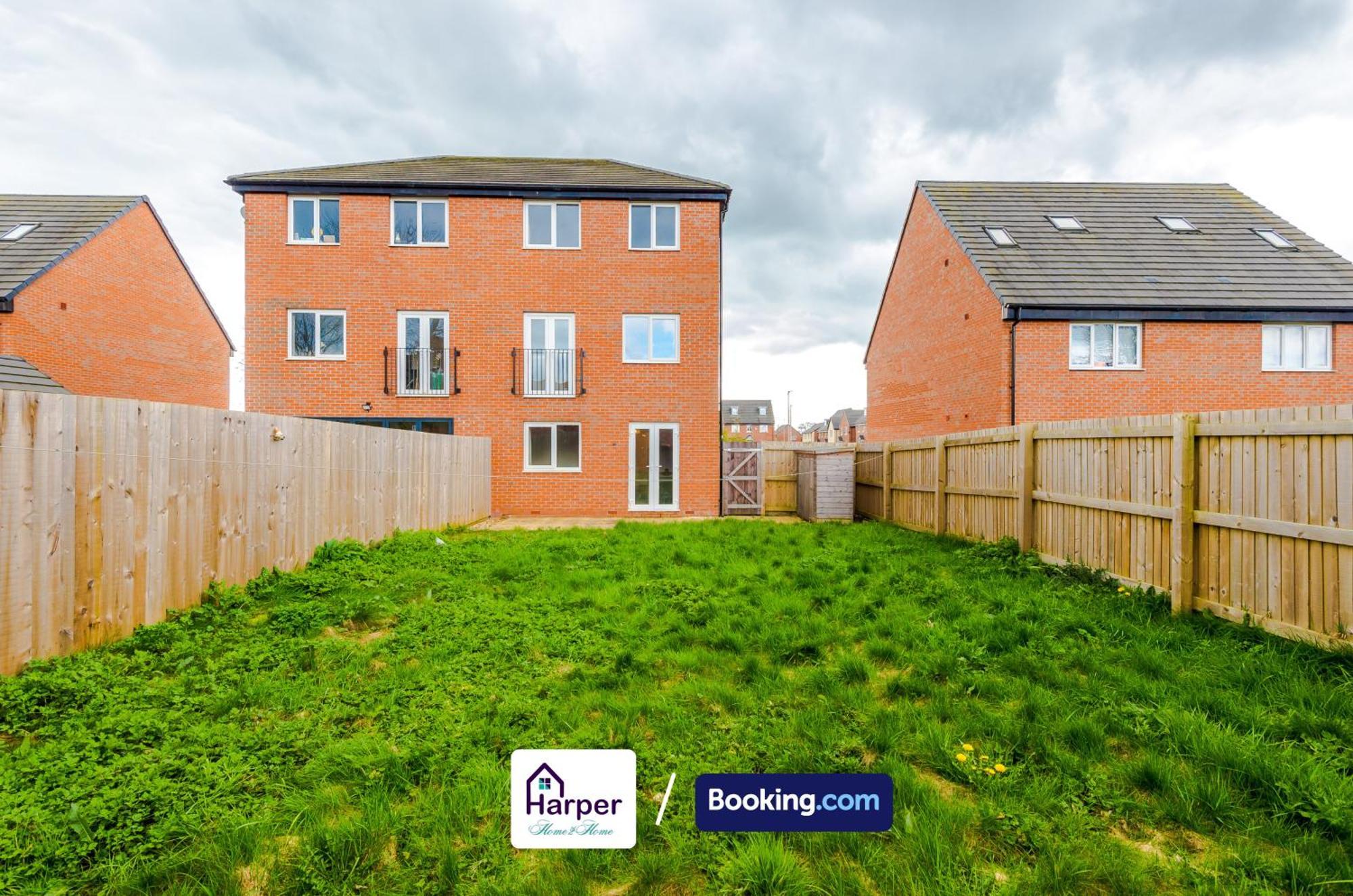 Prime Location 3 Storey By Harperletting Short Lets & Serviced Accommodation Chester With Driveway Long Or Short Stays Hough Green Zewnętrze zdjęcie
