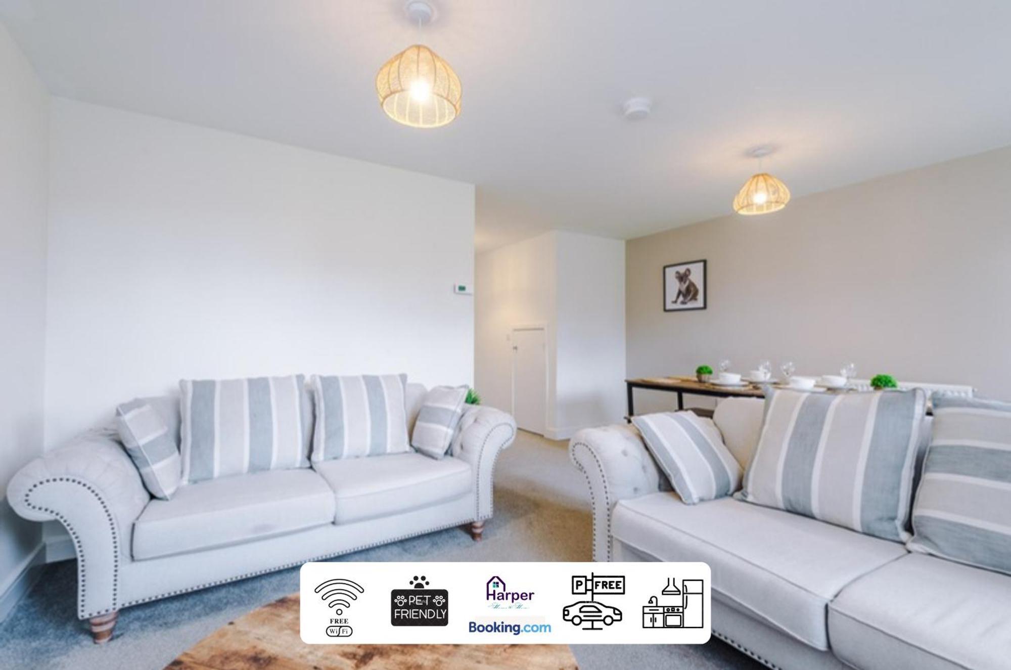 Prime Location 3 Storey By Harperletting Short Lets & Serviced Accommodation Chester With Driveway Long Or Short Stays Hough Green Zewnętrze zdjęcie